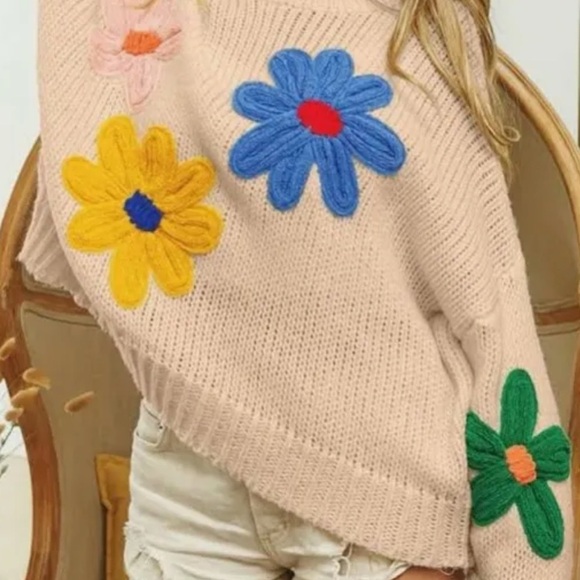 BIBI CHUNKY KNIT BLOOMING SWEATER. Tan with crochet flowers!! Adorable L - Picture 4 of 6